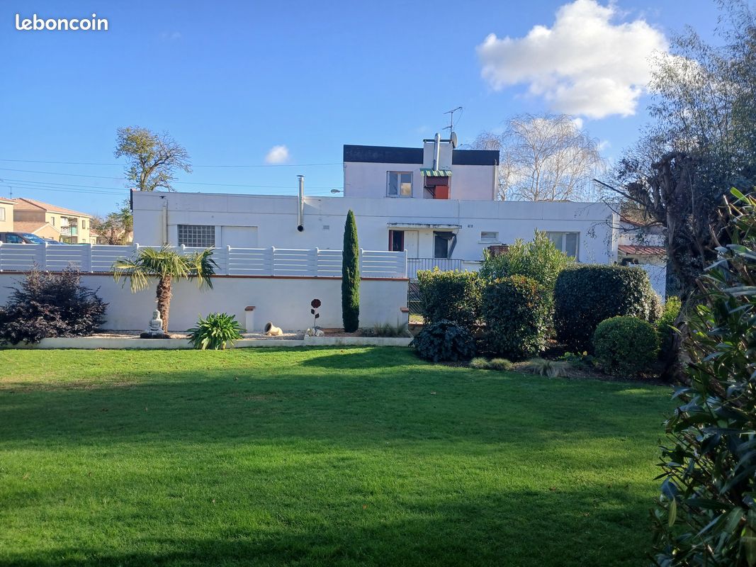 Local commercial et terrain · à Saint-Jean-du-Falga · 430 000 €