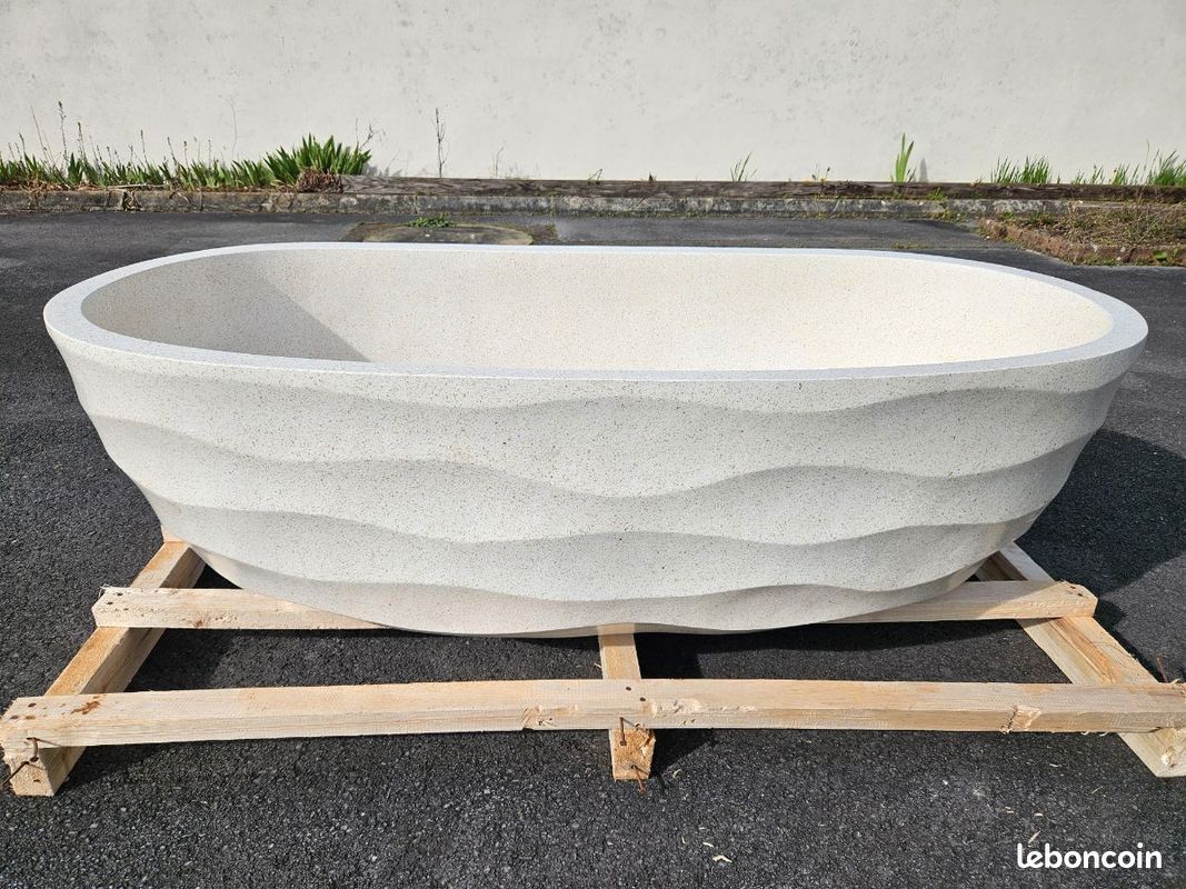 đ Baignoire en pierre offrant un rendu luxueux et une finition artisanale soignĂ©e (image 3)
