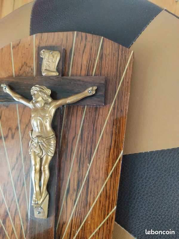 Joli crucifix en bois formica (image 2)