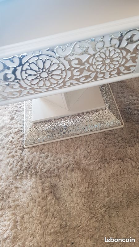 Table blanche à motifs (image 2)