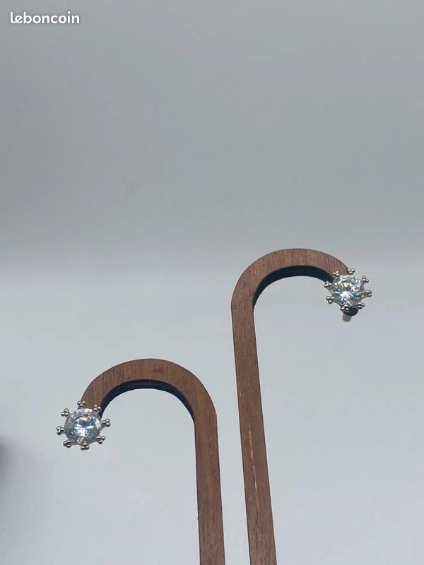 Boucles d’oreilles clous style solitaire – zircon brillant & métal argenté (image 5)