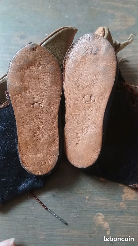 Mini Chaussures Anciennes En Cuir Pour Poupée - Accessoire Vintage