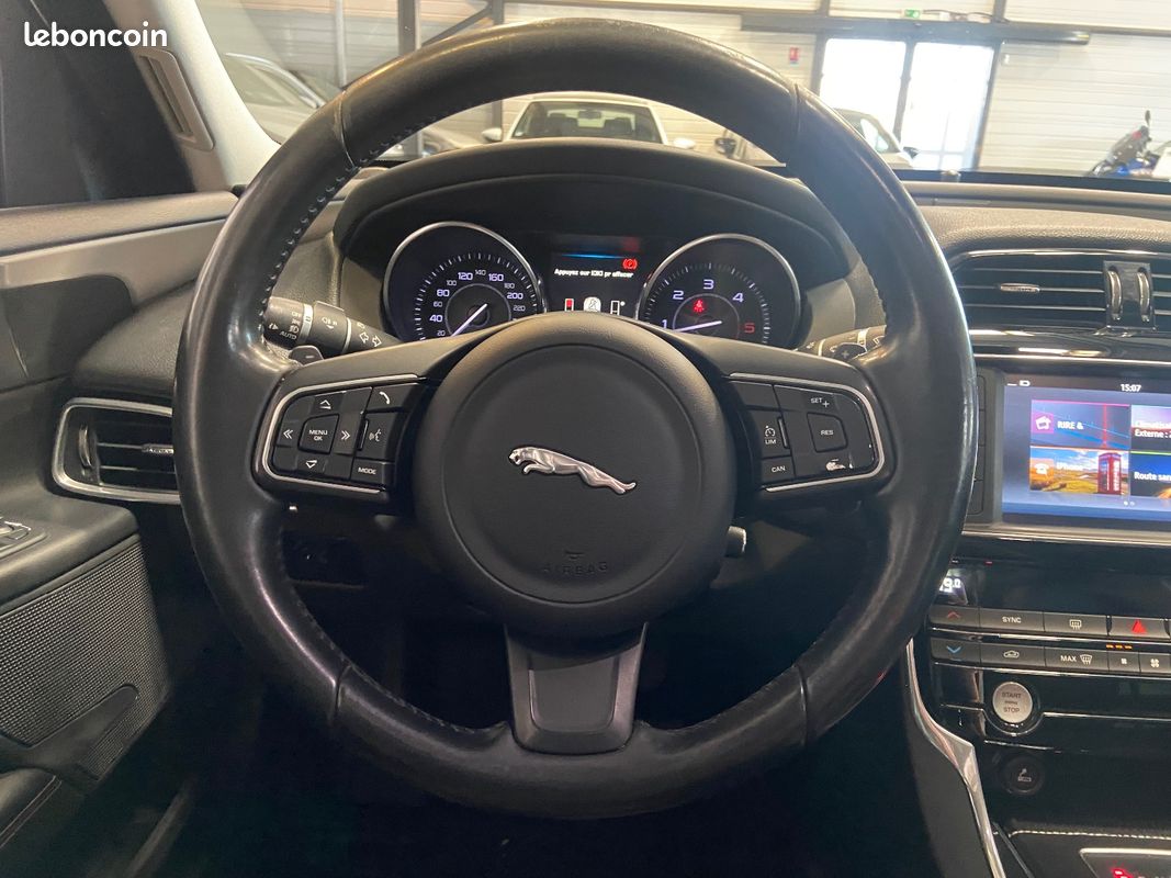 JAGUAR XE XE 2.0 D - 180 ch BVA Pure - TOIT OUVRANT - CAMERA DE RECUL - SIEGES ELECTRIQUES (image 12)