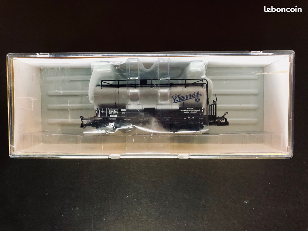 LOT DE TROIS wagons. un Roco interfrigo et deux Lima porteurs. Sans