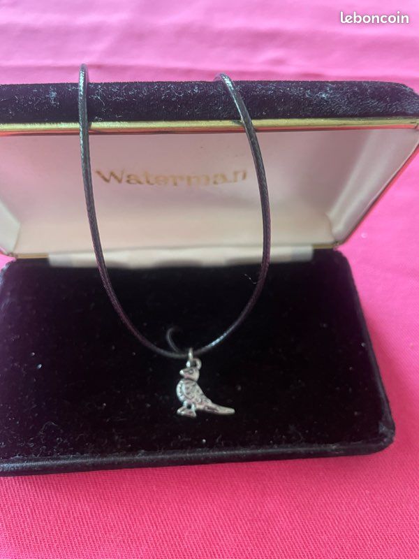 Collier avec un pendentif oiseau argenté (image 2)