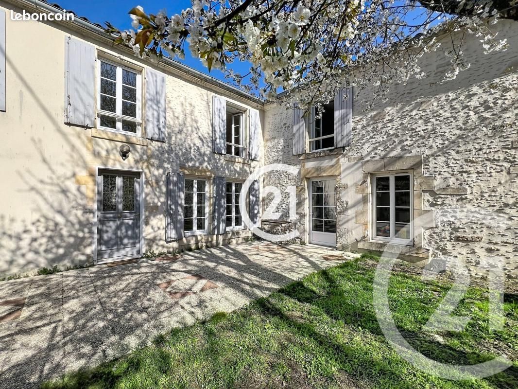 Maison 10 pièces 255 m² · à Cognac · 255 m² · 1 200 €/mois