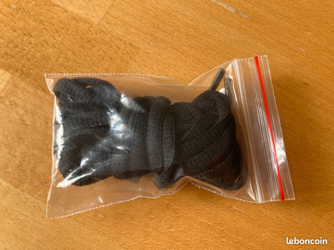 Paire de lacets noirs (image 1)