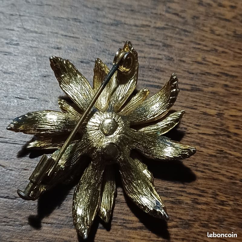 Broche Vintage Créateur En Métal Doré Avec Pierre - Bijou Ancien - Occasion