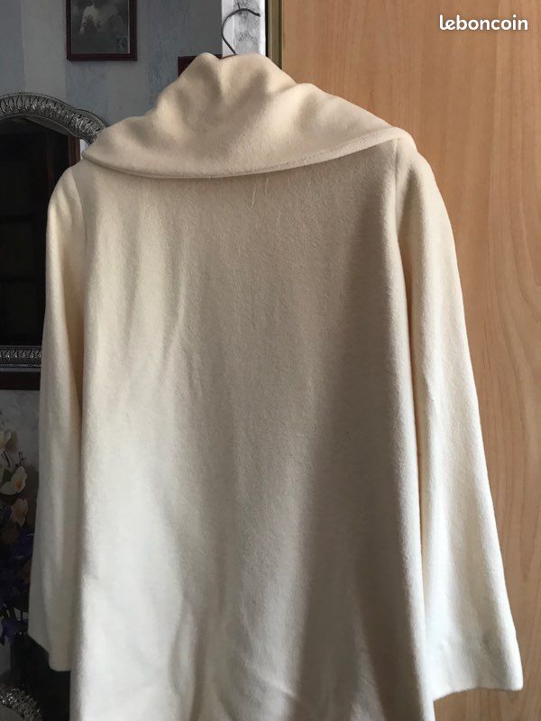 Vend Manteau Trois Karts Couleur Blanc Cassé (image 1)