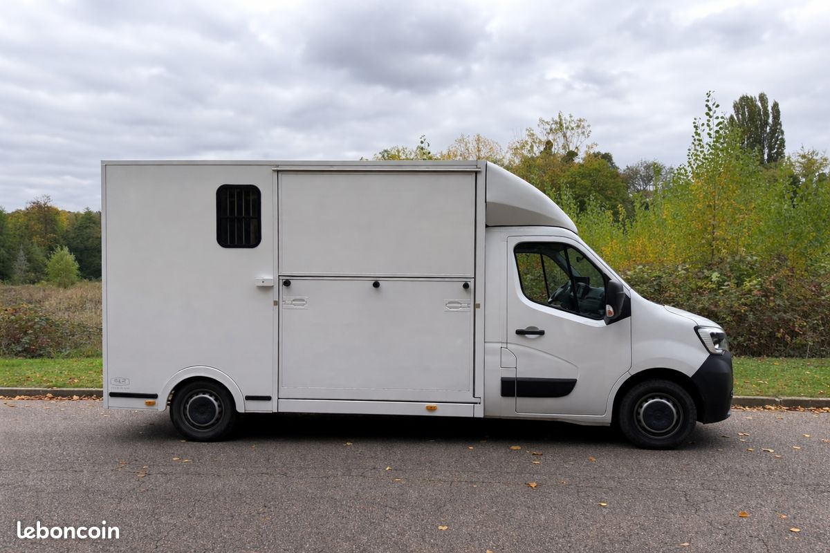 Camion 2 chevaux ACR - Renault Master - stalle - 2020 - 79 000km (image 1)