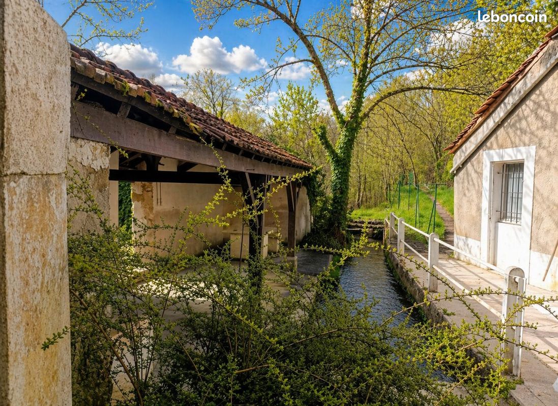 Maison 11 pièces 257 m² · à La Grande-Paroisse · 257 m² · 295 000 €
