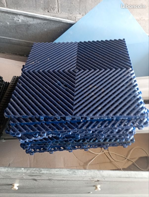 37 dalles bleu en PVC clipsable 40 x 40 épaisseur 18 mm. 2 euros pièce (image 1)