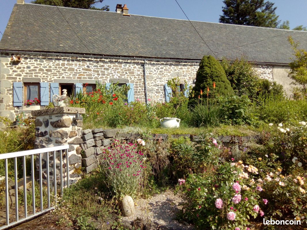 Maison 6 pièces 115 m² · à Saint-Sauves-d'Auvergne · 115 m² · 245 000 €