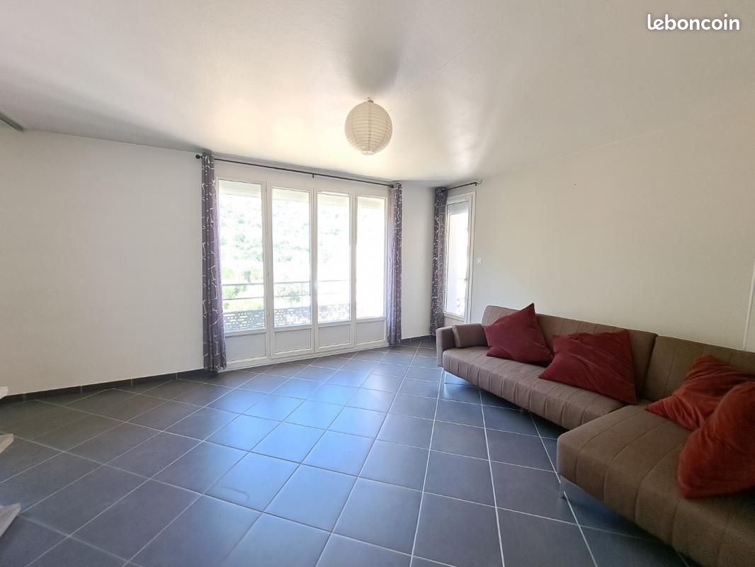 Appartement 4 pièces 68 m² · à Vif · 68 m² · 830 €