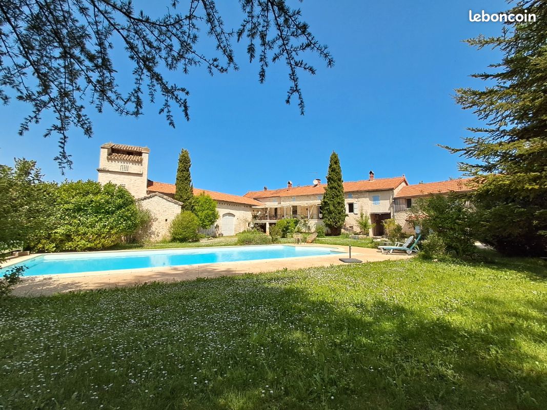 Maison 12 pièces 450 m² · à Lalbenque · 450 m² · 575 000 €