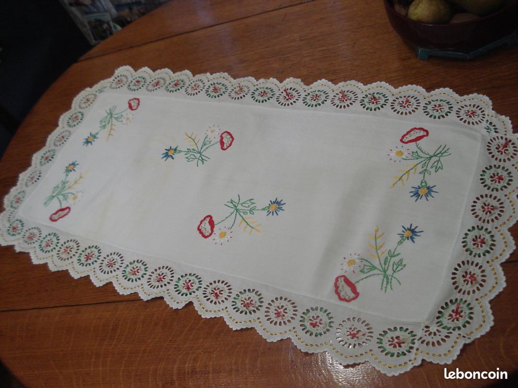 Napperon ancien brodé et ajouré, Époque XIXe - TBE - Dim. 72 cm x 47 cm