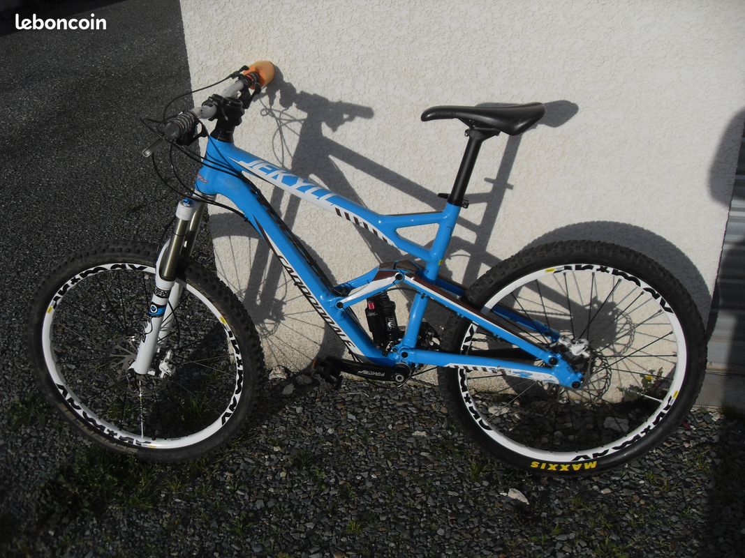 Cannondale Jekyll génération 2 gen II 26p 26" M mavic crossmax sram 2x9 X5 X9 full suspension Fox très réglable + LO MTB Vtt bleu enduro leger 13,8kg revisé super état hormis petit poc 26 pouce +-2013 (image 1)