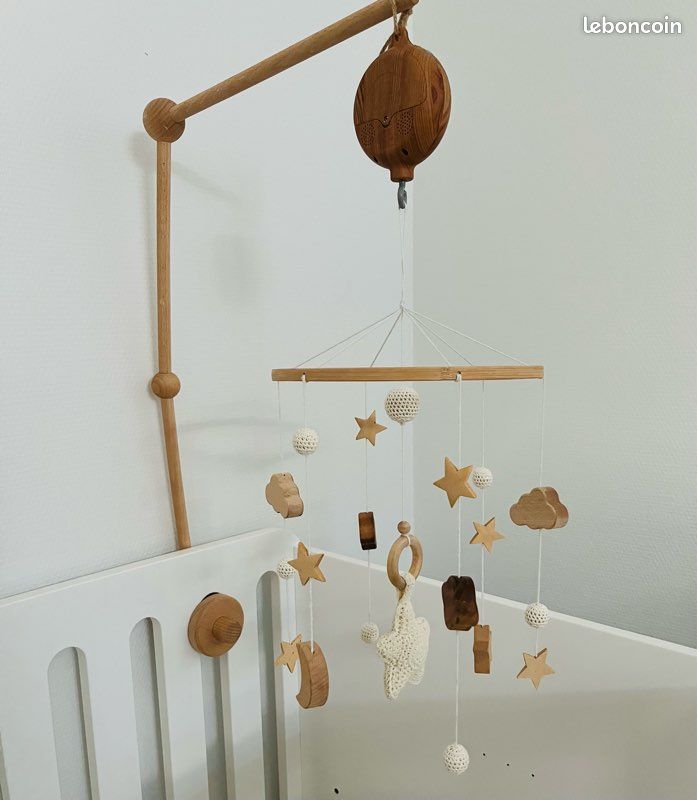 Mobile bébé bois pivotant avec boîte musicale et support (image 1)