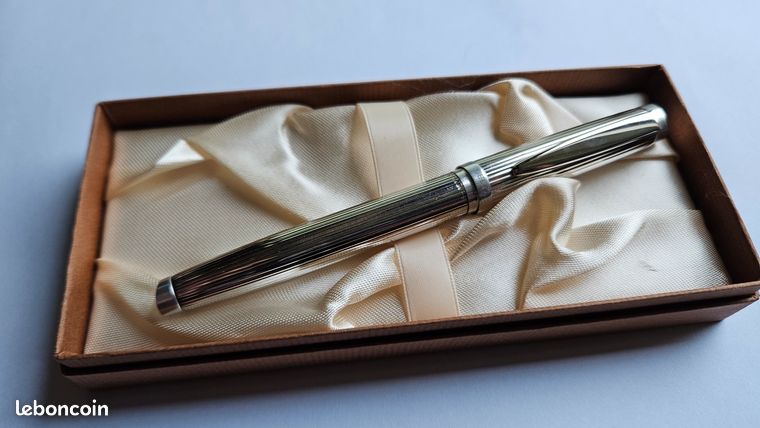 Stylo Plume Delta Y2K Finition Carbone - Plume En Or Massif 18 Carats - Moyenne - Occasion De Collection