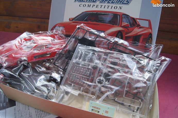 Maquette de voiture en plastique FERRARI 328 GTB 1/24 Maquette de voiture en plastique FERRARI 328 GTB 1/24