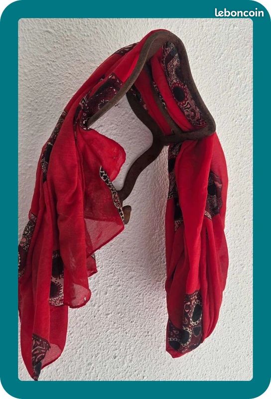 Lot ancien matériel d’écurie en fer forgé – porte-selle, crochet et fer à cheval (image 6)
