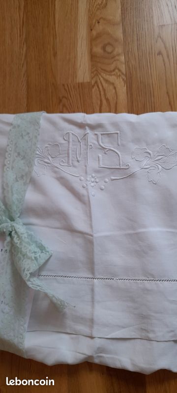 Ancien Drap Bébé Brodé – Coton Blanc – Motifs Animaux – Années 60 – Fait Main