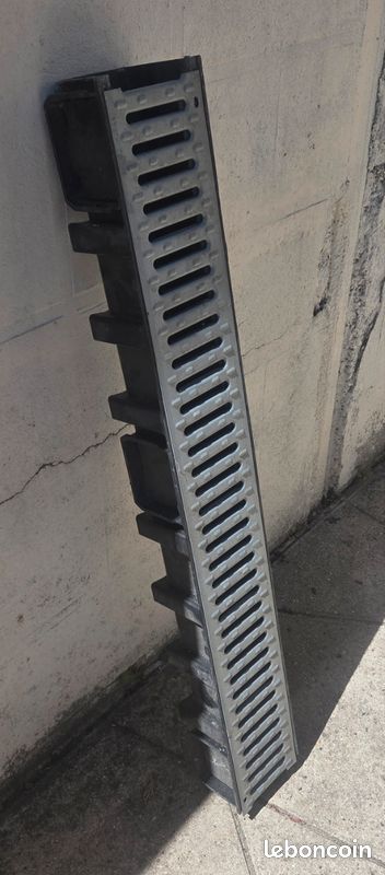 Caniveau de drainage avec grille - Très bon état (image 1)
