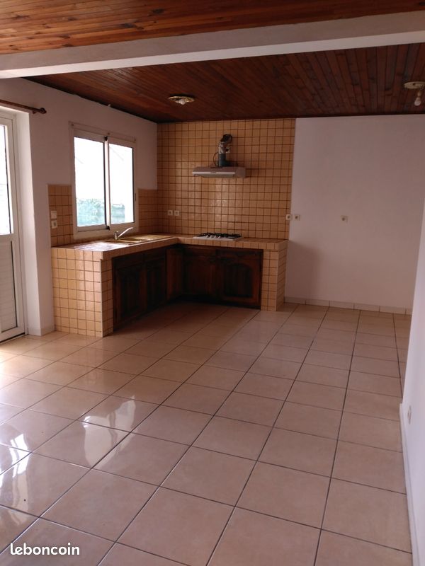 À louer – T2 de 55 m² avec véranda, cour privative et parking – La Rivière-Saint-Louis (image 1)