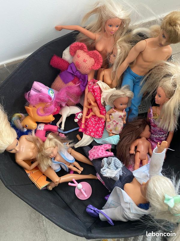 Grand lot poupées type Barbie + bébé + accessoires (image 2)