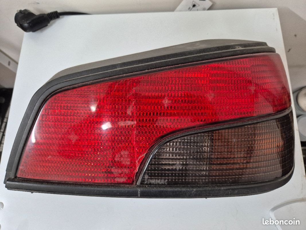 Feu arrière peugeot 306 (image 1)