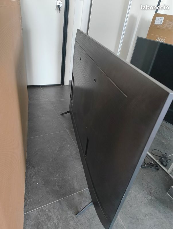 TV Samsung 55" 4K UE55TU6905KXXC – Dalle HS – Pour pièces ou réparation (image 3)