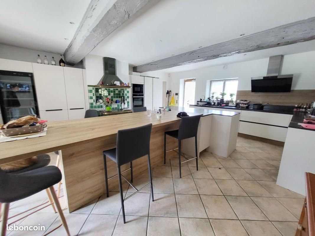 Maison 9 pièces 358 m² · à Châtillon-sur-Chalaronne · 358 m² · 590 000 €