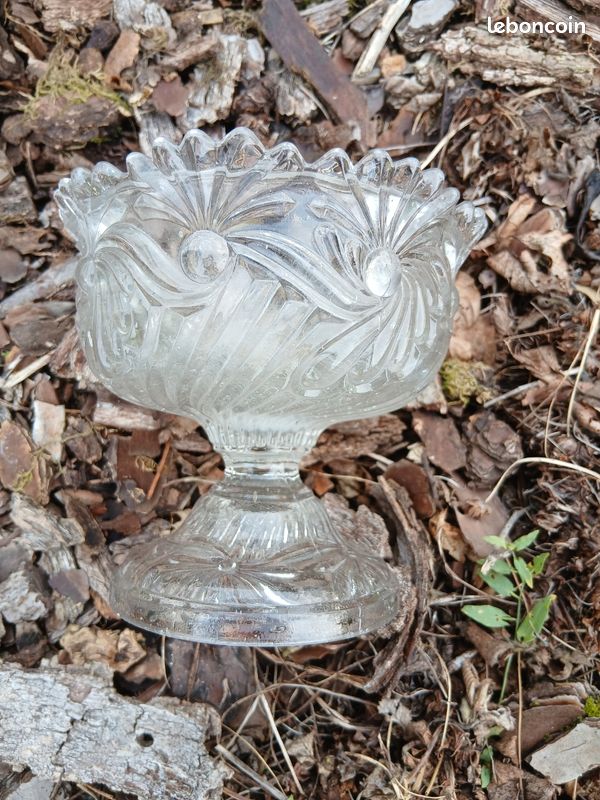 Ancienne petite coupe sur pied (image 1)