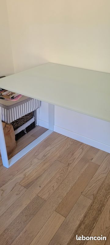 Table en verre trempé (image 1)