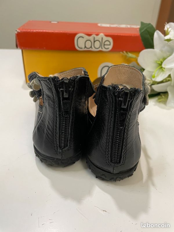 Chaussures Fille En Cuir Noir Avec Fleurs Et Papillon, Taille UK 6 (bébé), Neuves Sans Emballage - Marque TU