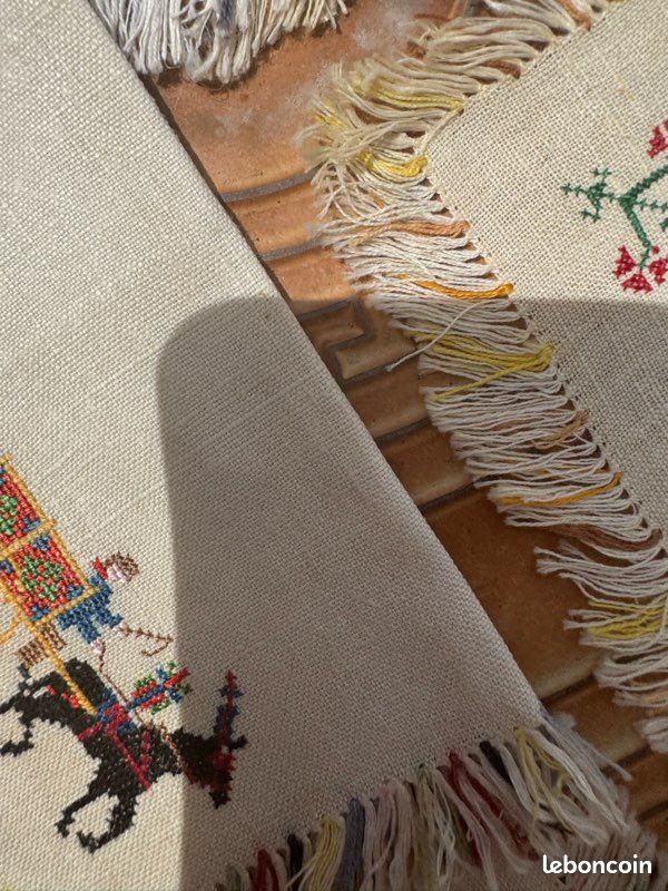 Set plateau ou table brodé main + serviettes – décor gondole et fleurs, franges multicolores (image 6)