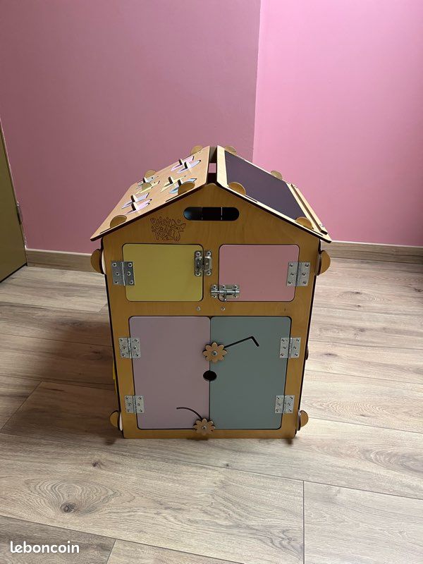 Grande maison d’activités Montessori en bois – Busy board complet – 1 à 3 ans – Très bon état (image 1)