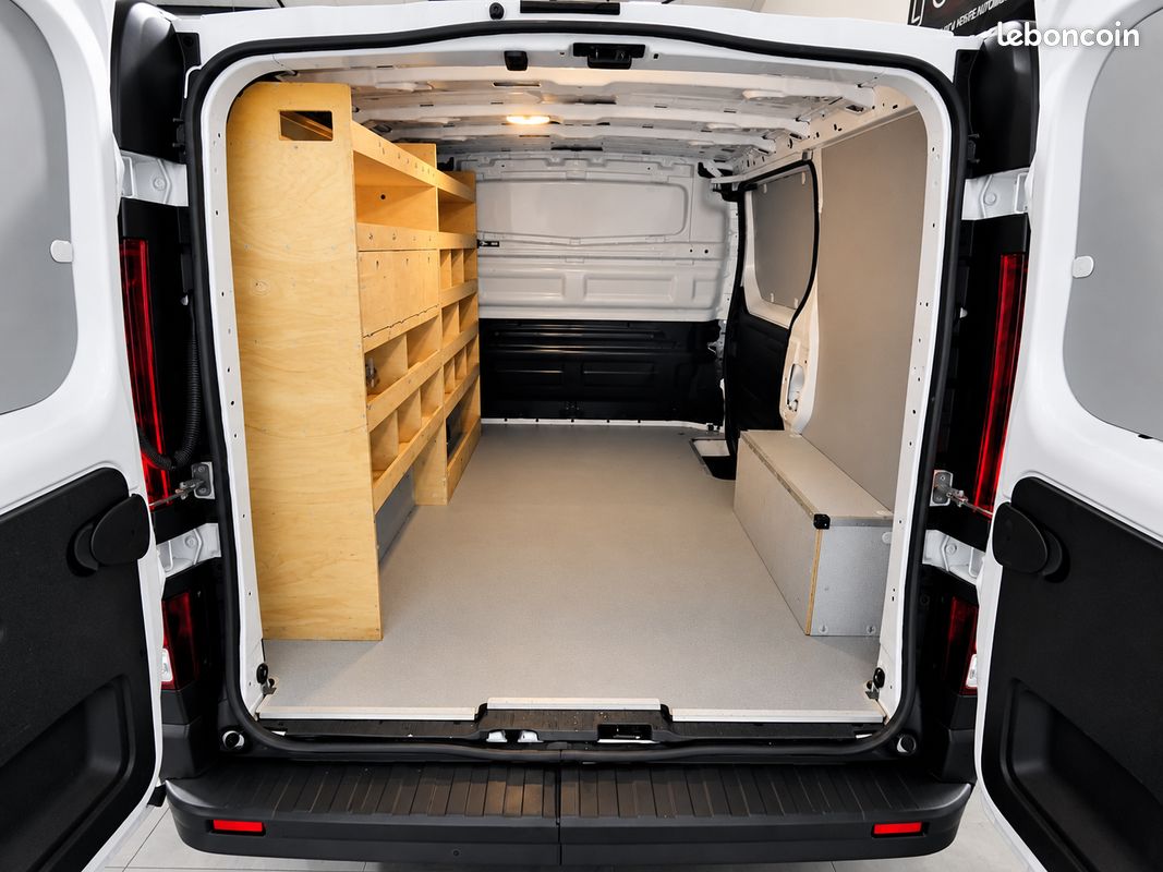 Renault Trafic III (2) 2.0 Fourgon L1H1 2800 KG BLUE DCI 130 ch Confort 3 places - 1°Main - Origine France - TVA Récupérable - Suivi Complet - Radars de stationnement - Bluetooth - Roue de secours (image 13)