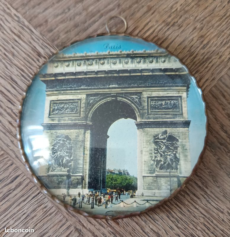 Médaillon souvenir vintage Paris - Arc de Triomphe sous face bombée (image 1)