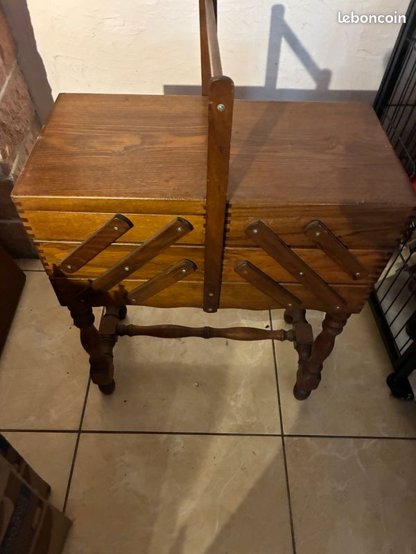 Boite à couture en bois (image 1)