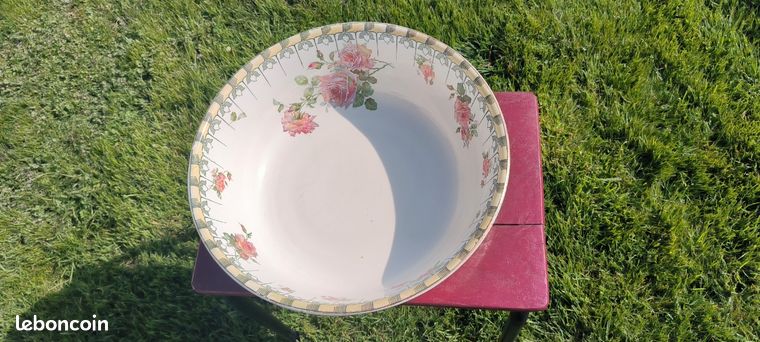 Ancien Saladier En Porcelaine Sur Pied Avec Décor De Roses - Vieux Rose - Bol Décoratif