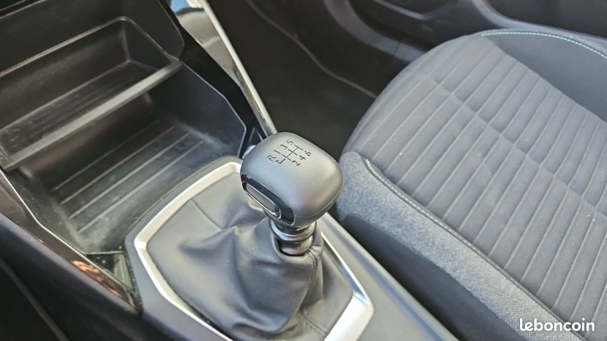 Peugeot 2008 PURETECH 130 SS BVM6 STYLE (image 24)