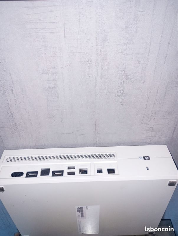 Xbox One + accessoires 
Je mets en vente ma Xbox One blanche, iéale pour jouer dès réception.
🎮 Contenu du pack :
Console Xbox One
Manette (rose/blanche)
Câbles d’alimentation et HDMI (image 5)