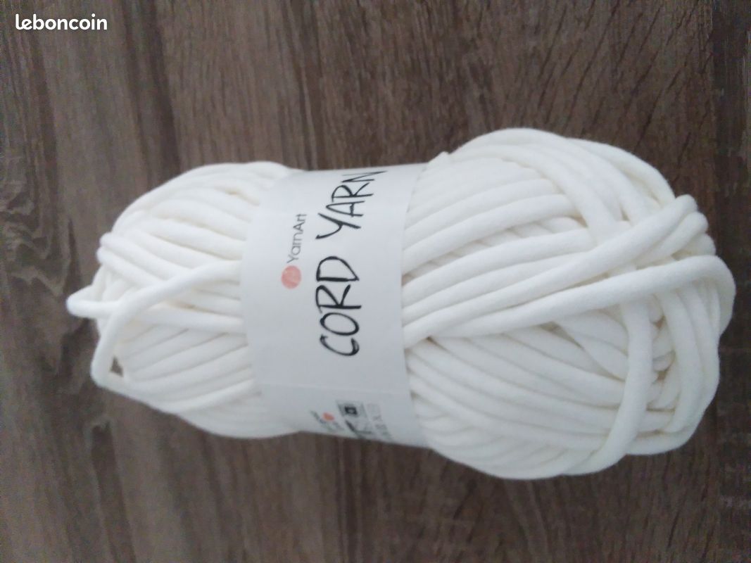 Lot 6 pelotes Yarn (image 1)