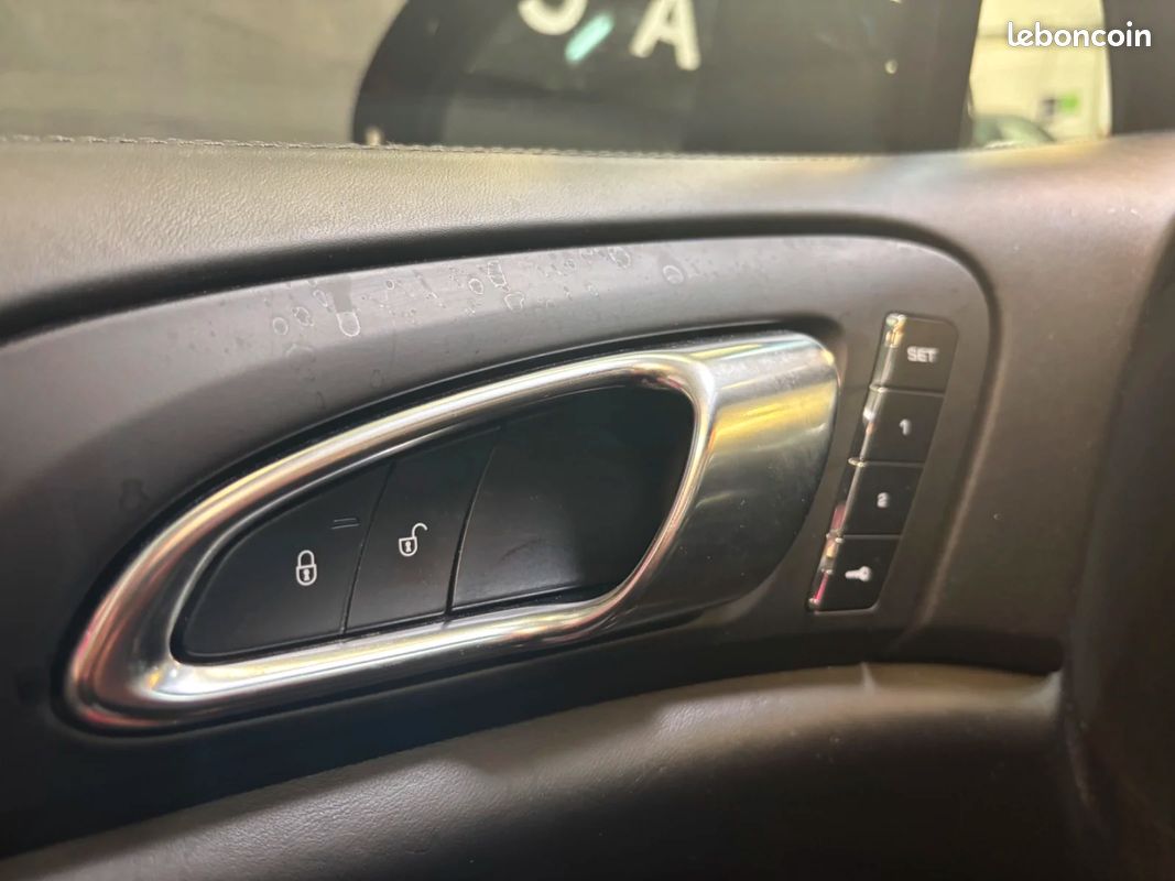 PORSCHE CAYENNE 3.0 V6 416 ch S Platinium Edition E-Hybrid Tiptronic / 1ere Main / PDLS+ / Toit Ouvrant / Camera (image 35)