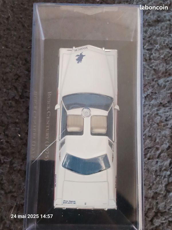 Voiture cabriolet BUICK CENTURY de 1955 couleur bleu avec une échelle de 1/43 conçu par NEWRAY sur