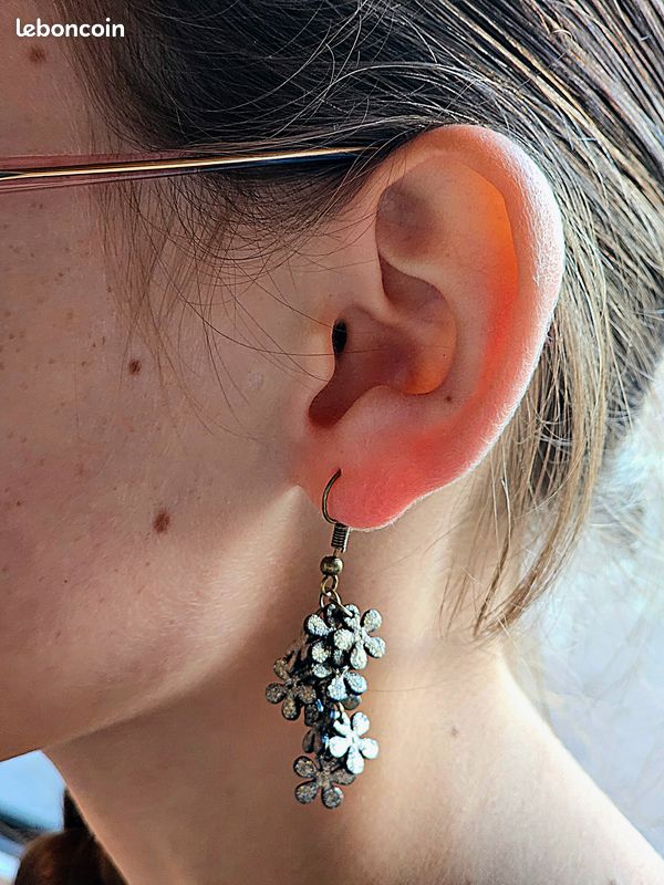 Boucle d'oreille fleur doré original (image 2)