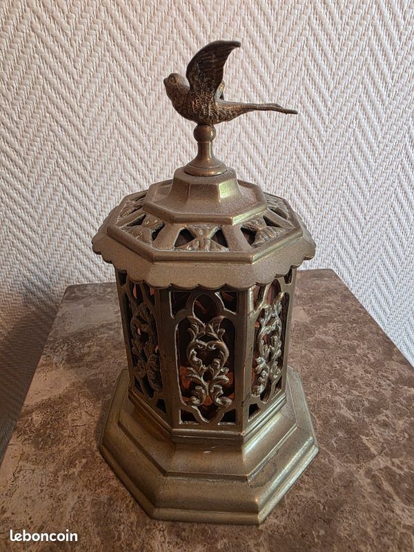 Boîte octogonale en laiton ajouré, oiseau en vol, style néo-gothique, vintage (image 1)
