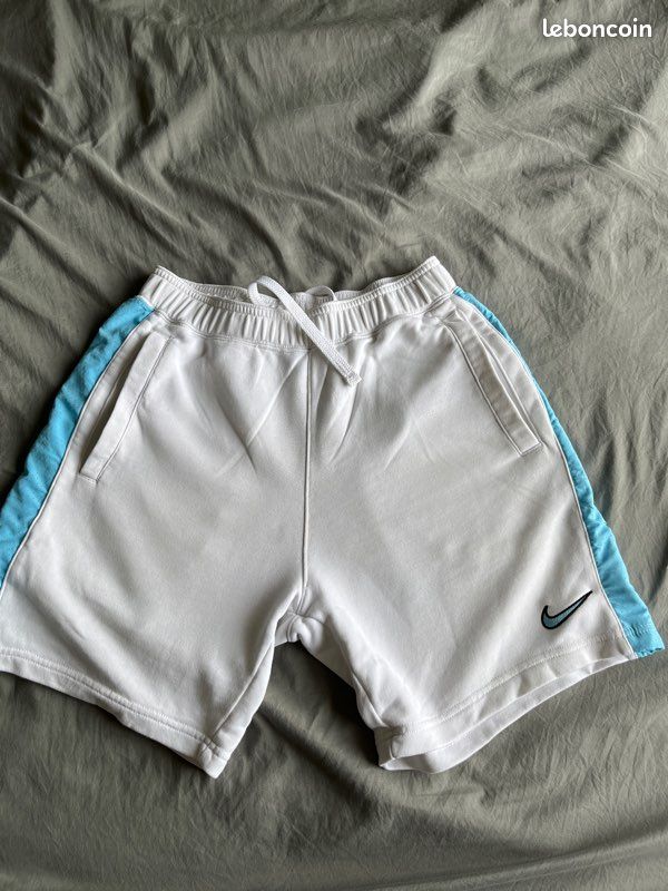 Short Nike blanc et bleu taille S (image 1)