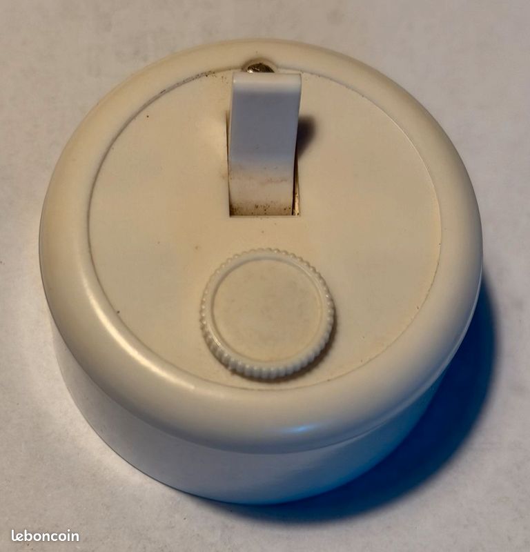1 Interrupteur Legrand Va et Vient ancienne avec fusible 6 ampères a fils. Neuf (image 1)